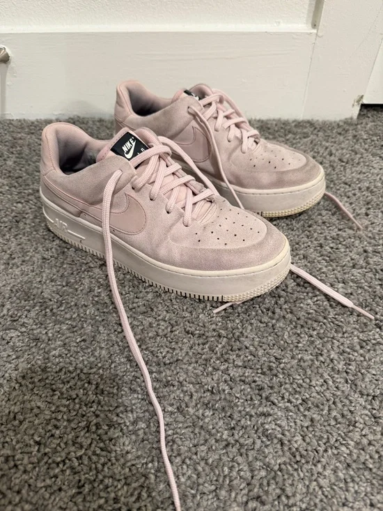Nike Air Force 1 Low-Top Sneakers in Light Pink Suede - Picture 5 of 8